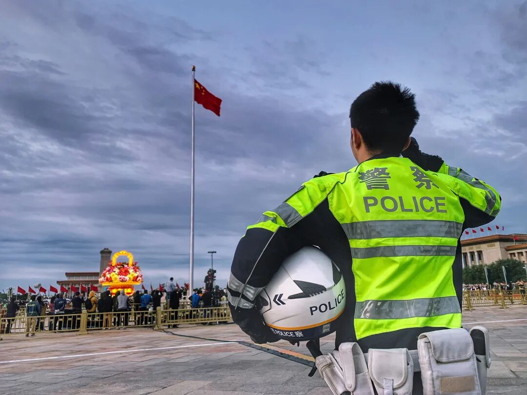 图为交管局民警刘阳在执勤点位向国旗敬礼68686868百年大党