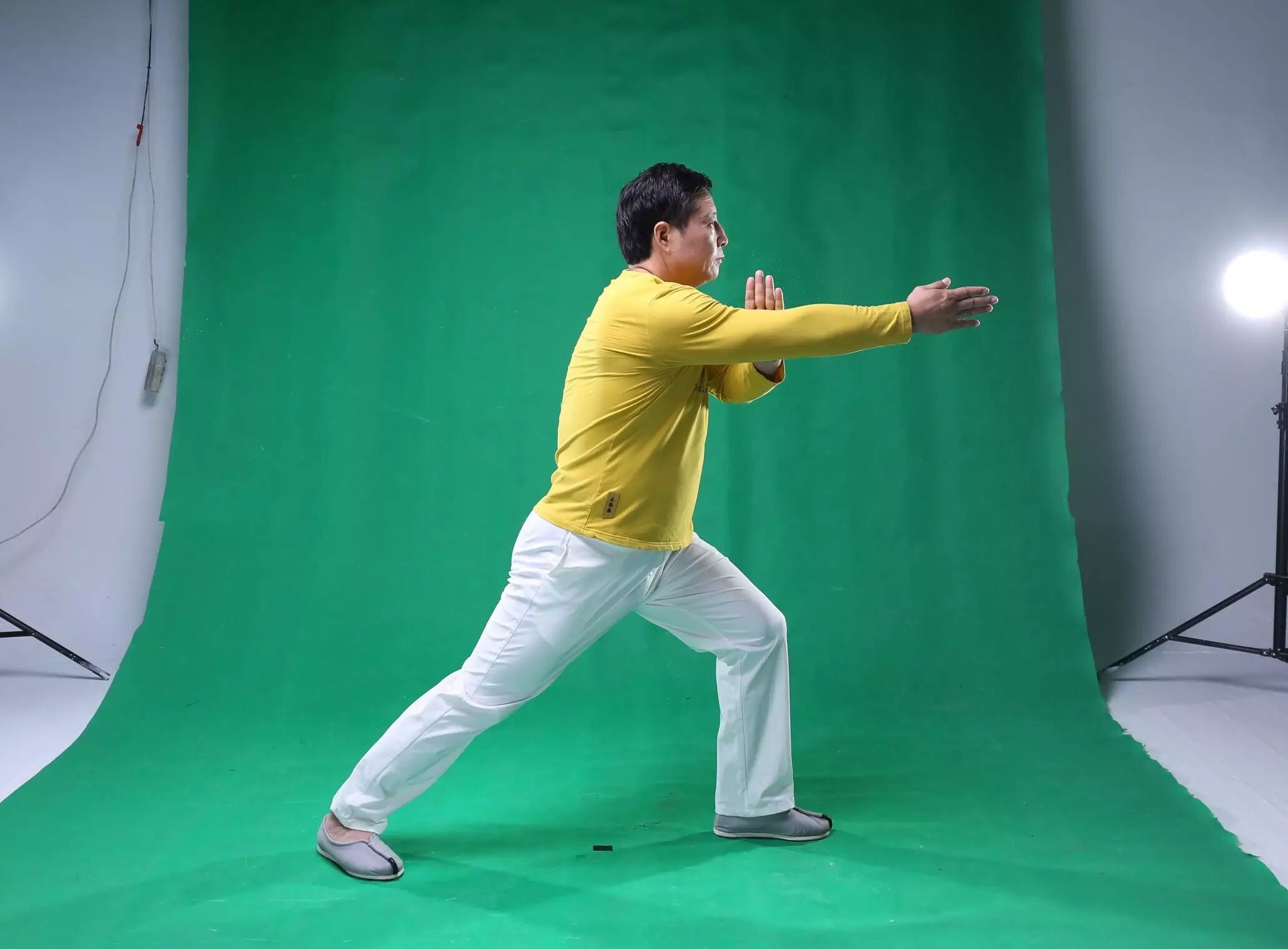 【养生小动作】:"弯弓射雕",教你疏肝明目,活血解郁!