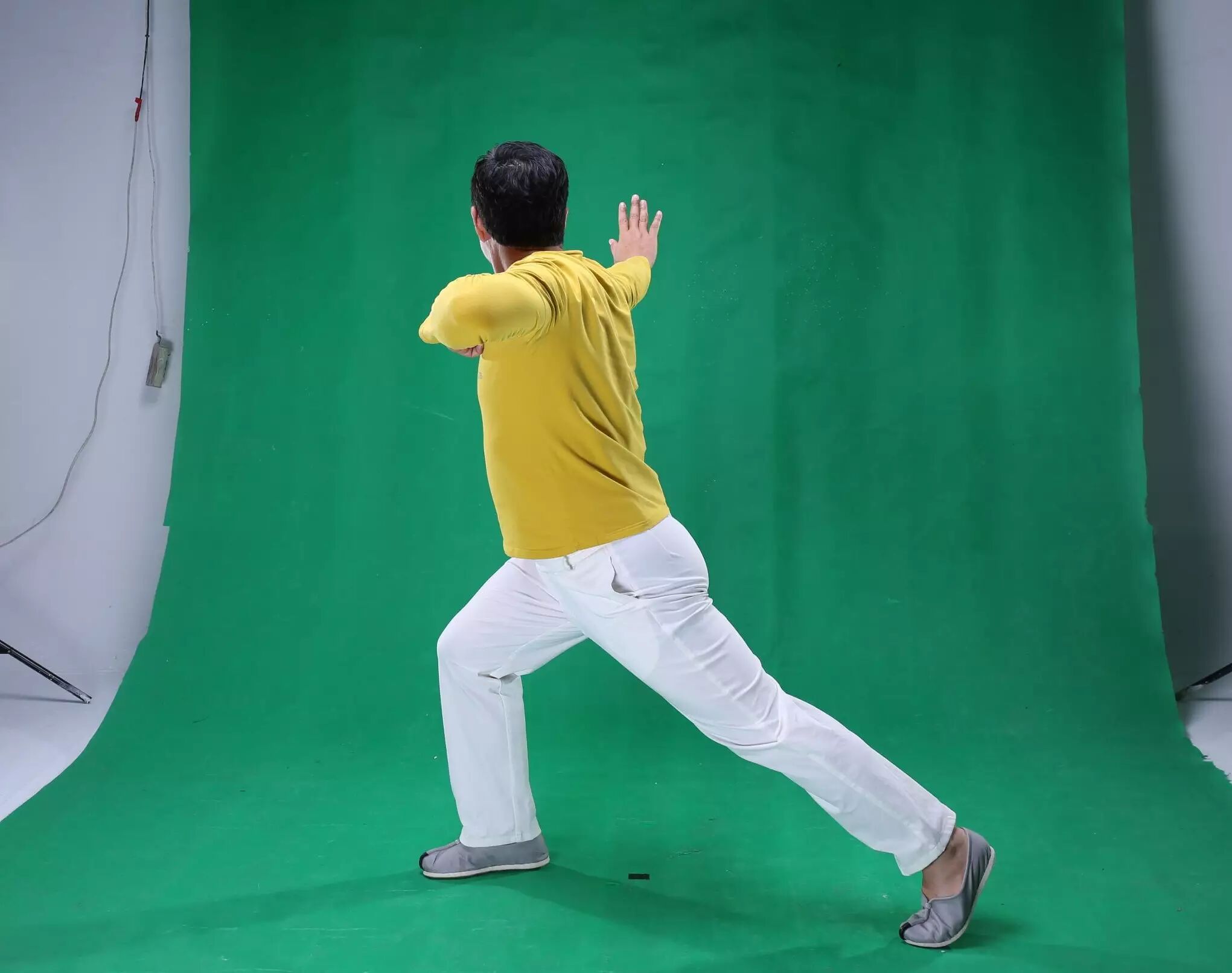 【养生小动作】:"弯弓射雕",教你疏肝明目,活血解郁!