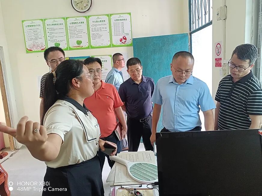 调研组一行先后到该县冷坑镇中心小学,梁村镇中心初级中学进行实地