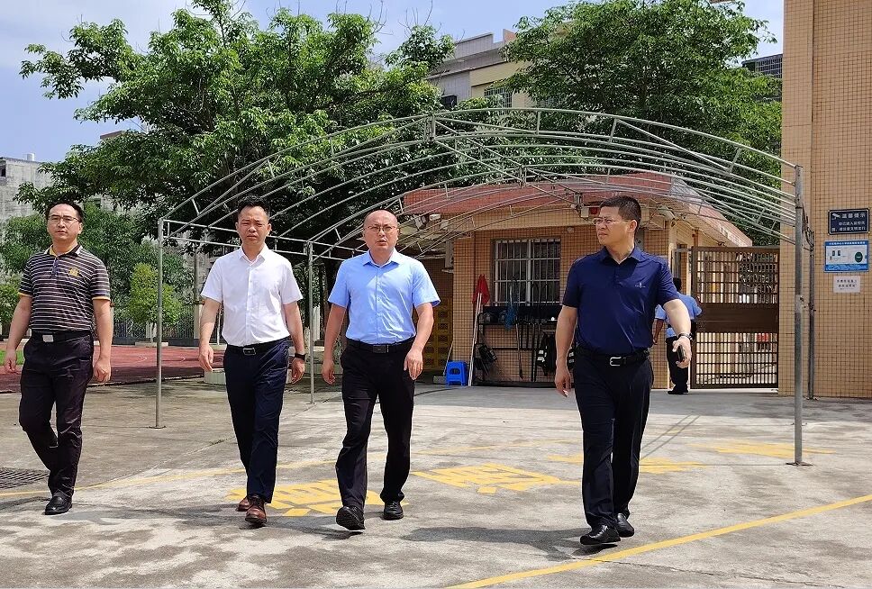 调研组一行先后到该县冷坑镇中心小学,梁村镇中心初级中学进行实地
