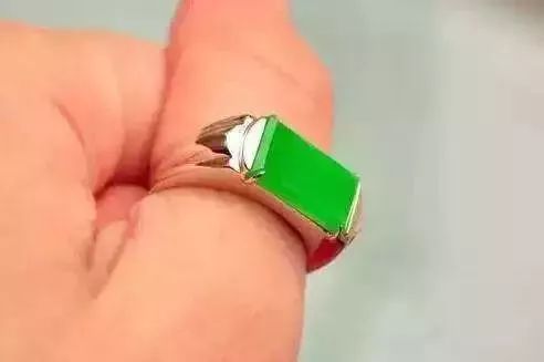 女生戴多少分钻戒合适_女生钻戒戴在哪只手_女生左手中指戴钻戒