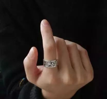 女生左手中指戴钻戒_女生戴多少分钻戒合适_女生钻戒戴在哪只手