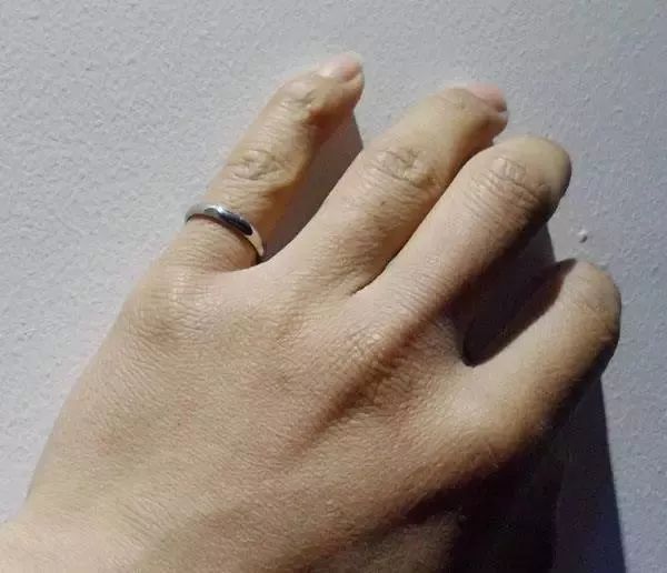 女生戴多少分钻戒合适_女生左手中指戴钻戒_女生钻戒戴在哪只手
