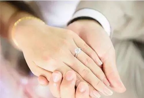 女生左手中指戴钻戒_女生戴多少分钻戒合适_女生钻戒戴在哪只手