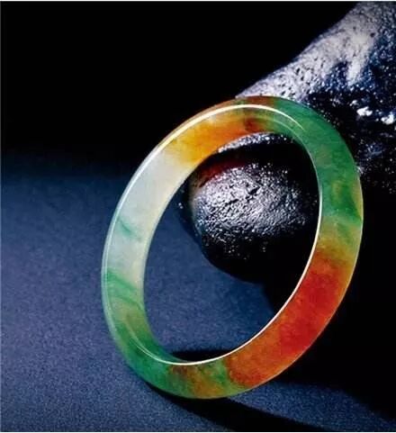 戴上能少奋斗30年的翡翠，只因颜色比彩虹还多？背后的真相是…