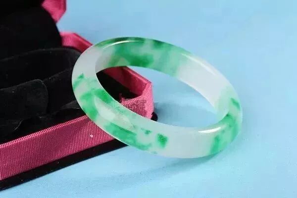 几十块买的翡翠镯子，竟被估价100万？央视曝光：当心“局中局