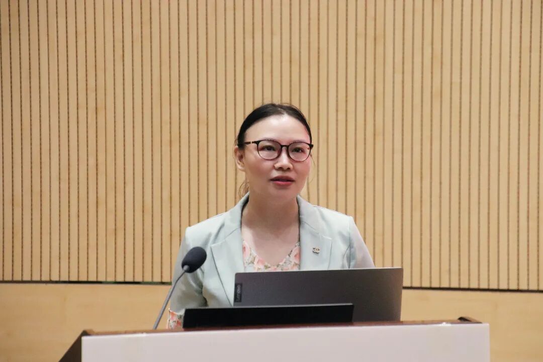 市教科所的教研员:语文学科的杨丽娜老师(左),数学学科的宋程老师(右