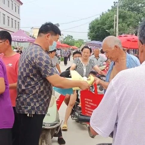 小平王中心总校赶大集发放防溺水宣传单