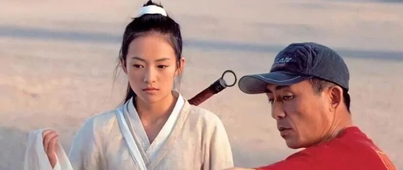 张艺谋在片场生病，章子怡做了3件好事，却被剧组人员误解