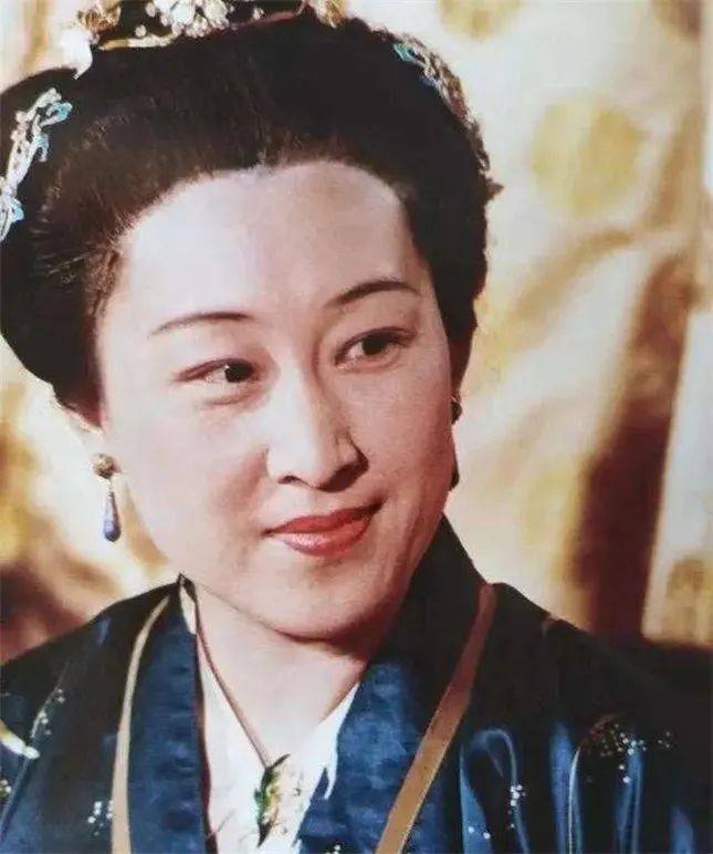 "贾母怕薛姨妈情商低悟性差,看不出她的意思,还特意在黛玉让