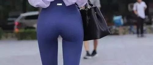 ​搞笑图片：​美女这大长腿不去蹬三轮可惜了