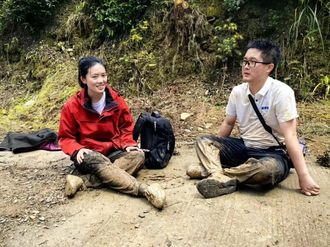 5月22日，李璇和李健跟随村民成功撤离，瘫坐在地休息。