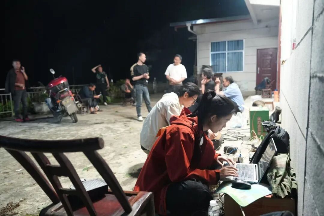 5月21日晚，李璇在后家岭临时安置点编辑新闻稿。