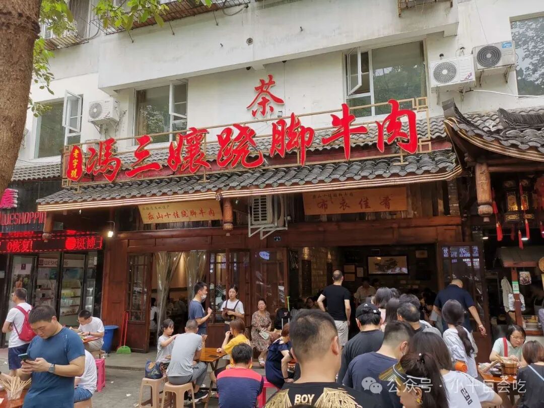 那热气腾腾的麻辣烫,辣椒与花椒交织出的麻辣鲜香,让人忍不住停下脚步