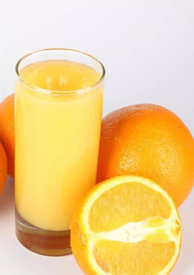 一杯鲜橙汁,增强身体抵抗力.