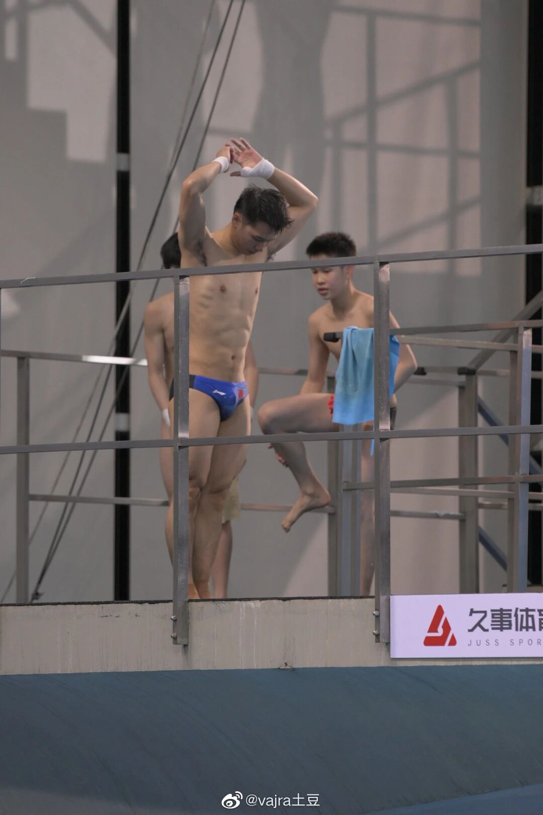 图片[18]-陈艾森变熟男！腹毛也这么明显-小蓝短视频