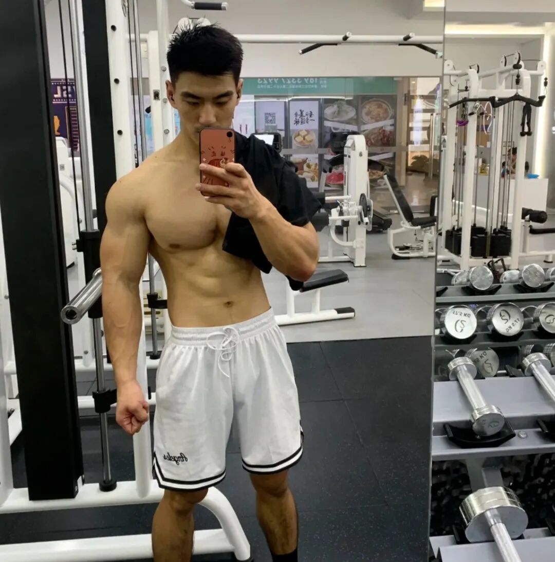 24岁筋肉直男半裹照出圈，网友直呼:老公我可以 - 51虹马