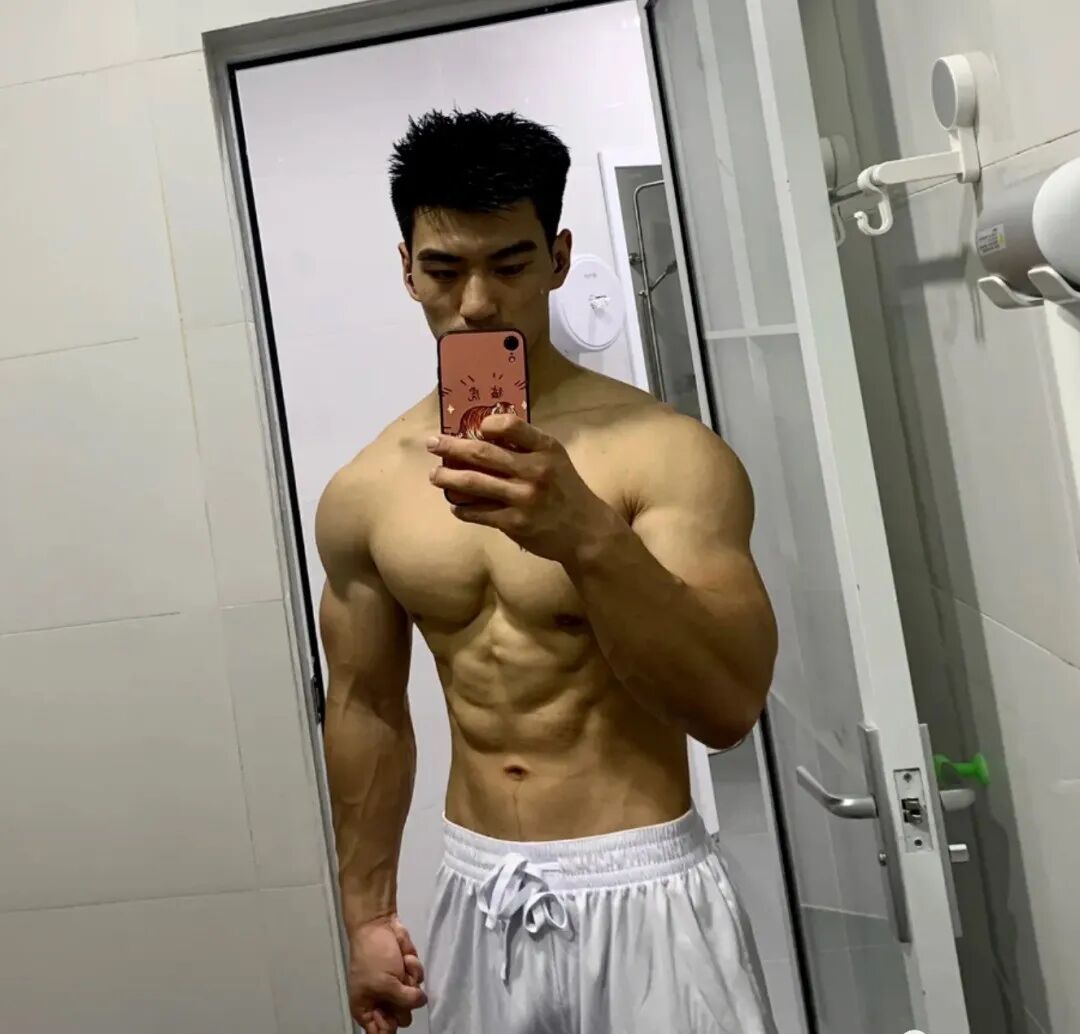 24岁筋肉直男半裹照出圈，网友直呼:老公我可以 - 51虹马