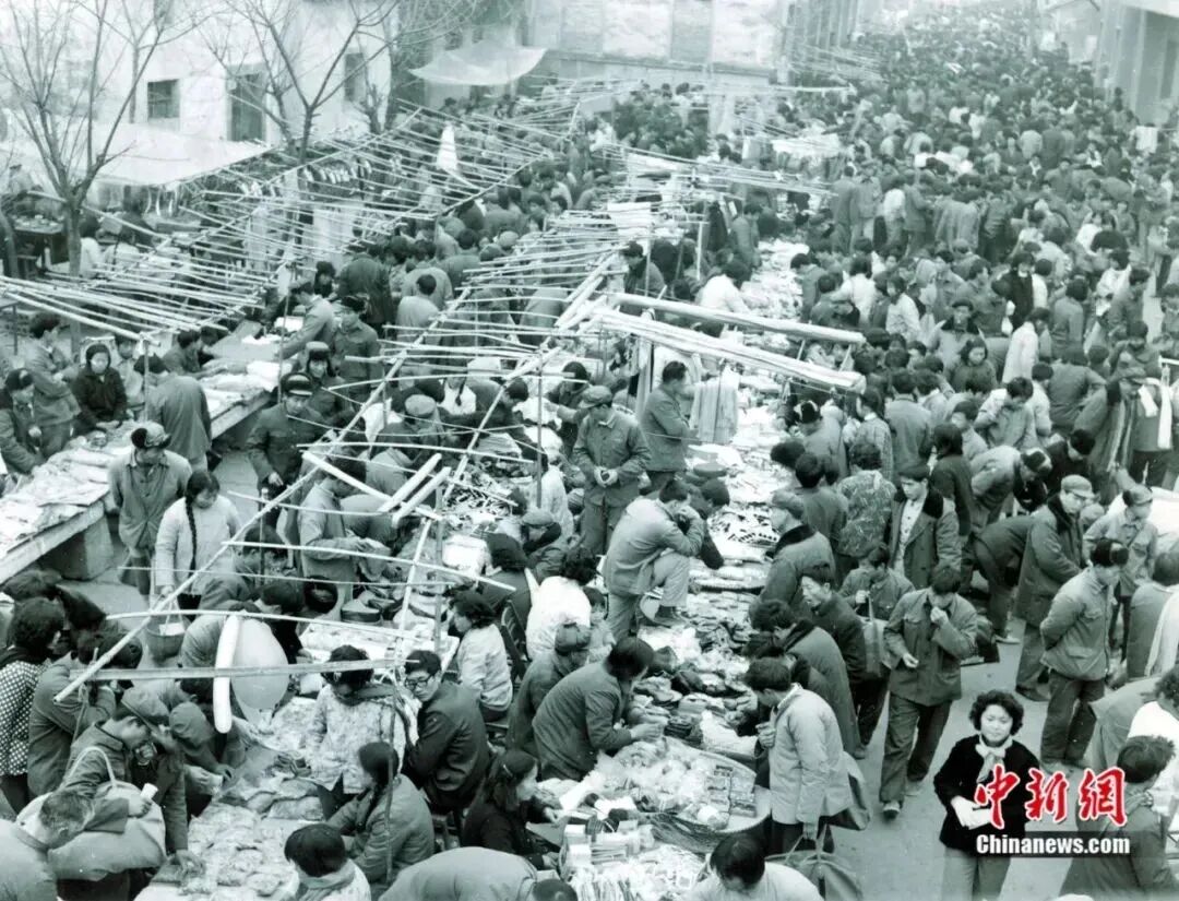 1982年稠城镇湖清门小百货市场。义乌市委宣传部供图