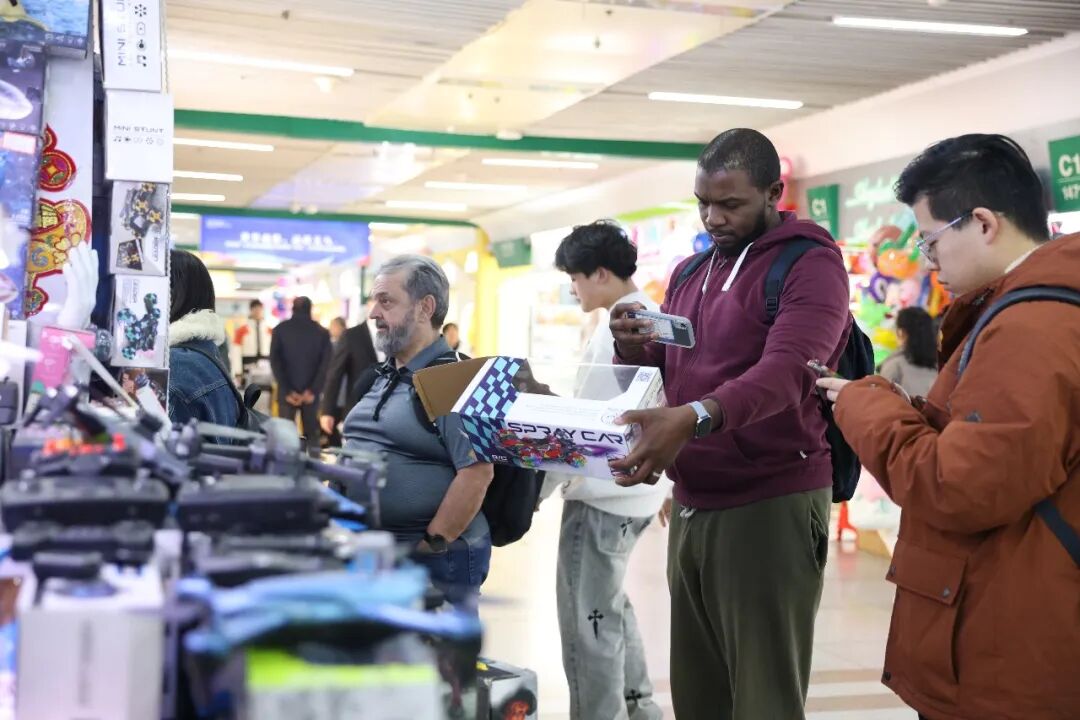 客商在义乌国际商贸城选购。义乌市委宣传部供图