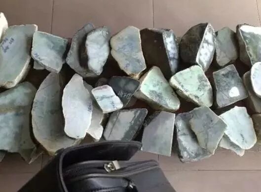 什么是翡翠原石砖头料？看看砖头料都能做些什么