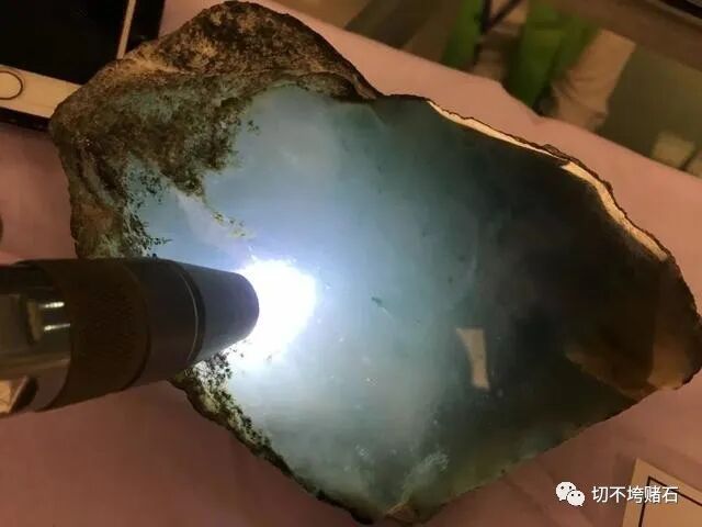 赌石要“因石施赌”，看看你适合哪种类型的翡翠原石