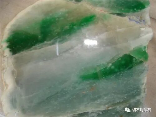 翡翠原石中的特殊裂纹——截绿绺