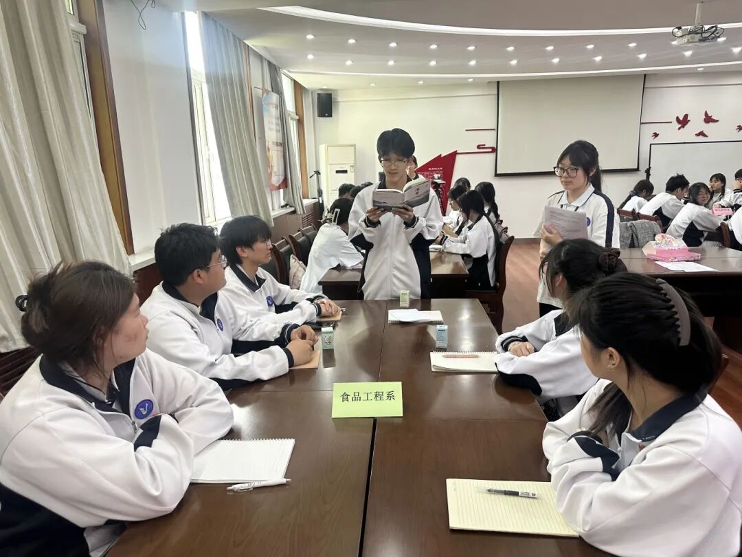 书香润初心  研学践使命——学校组织开展世界读书日主题系列活动(图2)