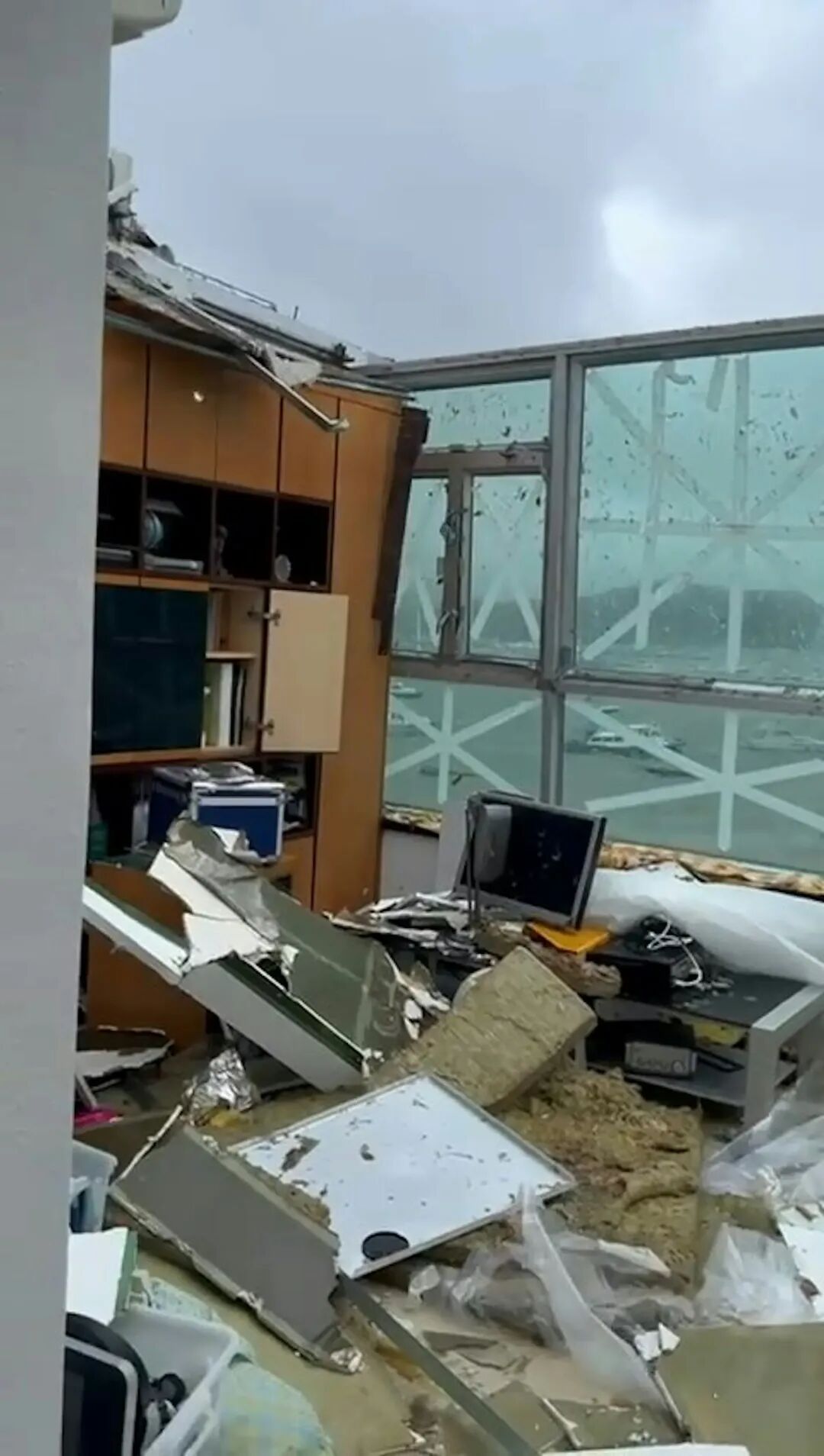 香港居民贴胶带保窗但屋顶被吹飞