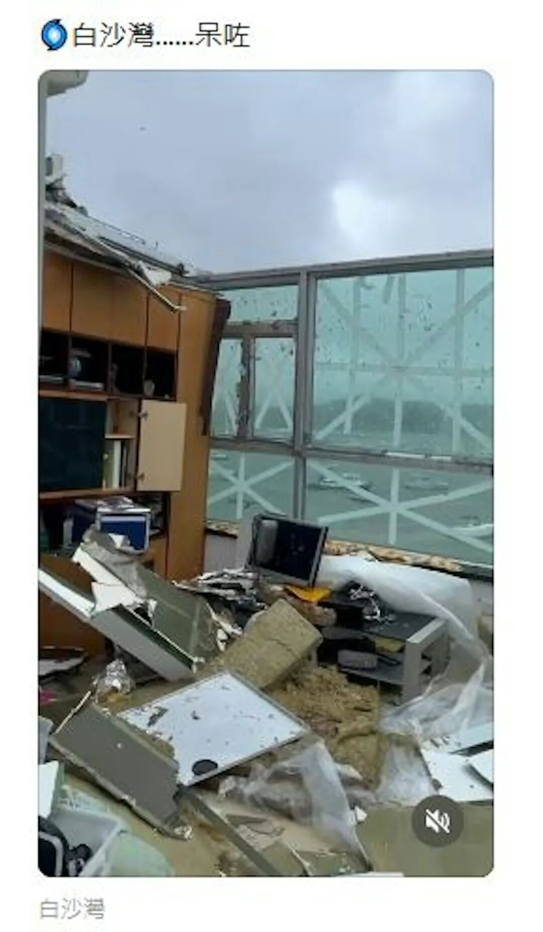 香港居民贴胶带保窗但屋顶被吹飞