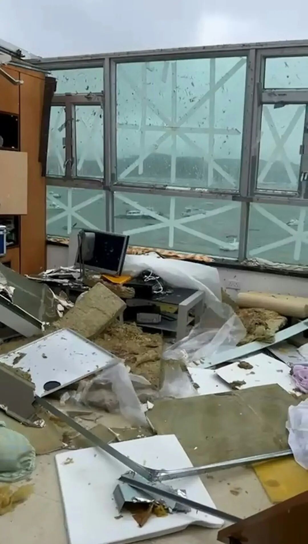香港居民贴胶带保窗但屋顶被吹飞,樺加沙颶風│白沙灣海景屋變廢墟影片瘋傳！屋頂被吹..