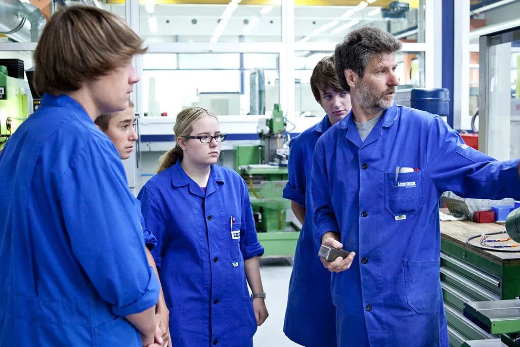 这样的模具师傅工资20000起！的图2