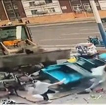 【事故现场】“无人驾驶”铲车突然冲向人群，男子一把拉起孩子！
