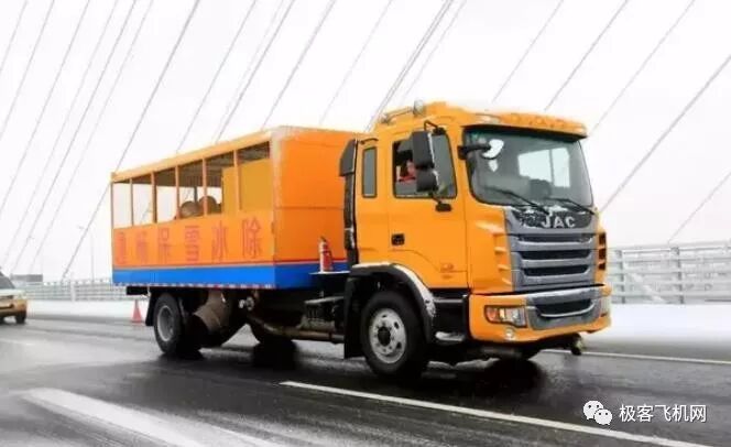 簡單粗暴！用航空發動機改裝成的渦噴吹雪車，超級除雪神器！的圖5