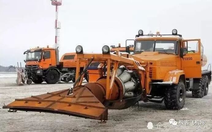 簡單粗暴！用航空發動機改裝成的渦噴吹雪車，超級除雪神器！的圖13