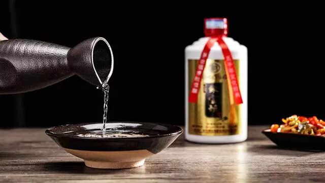 白酒中滴入几滴洗衣液，千家万户都需要它，现在去试试还不晚！