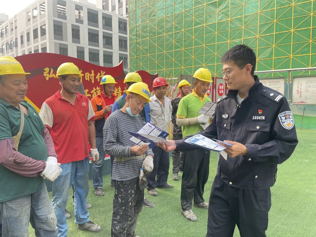 郑州交警对"进城务工"人员开展交通安全宣传活动