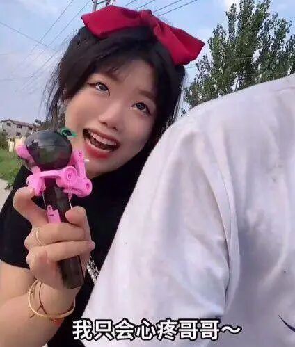 这美女什么来头,一夜间让全体直男"夹子音"装嫩