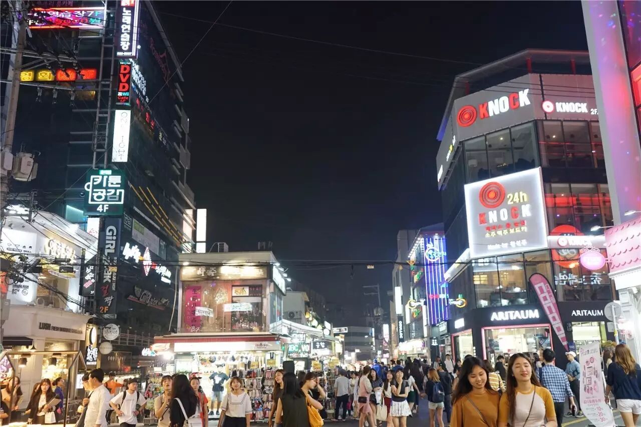 78弘大夜市小伙伴们已经开启了扫货,外加代购的模式.