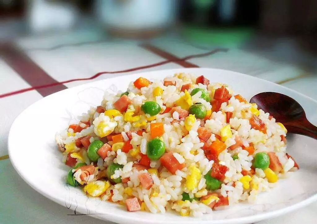 奶油面包夜宵黄瓜肉片汤炒时令蔬菜扬州炒饭臊子面条晚餐白米饭西瓜