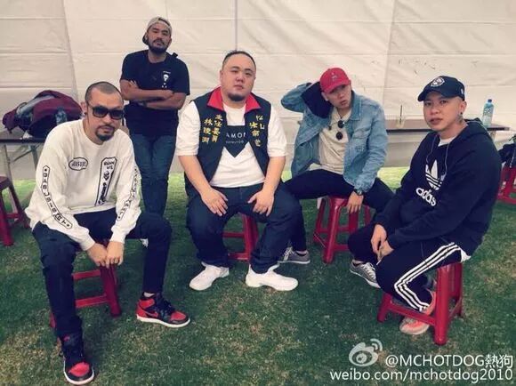 穿了17年潮牌、收藏了无数球鞋的热狗，在《新说唱》居然穿起了特步...