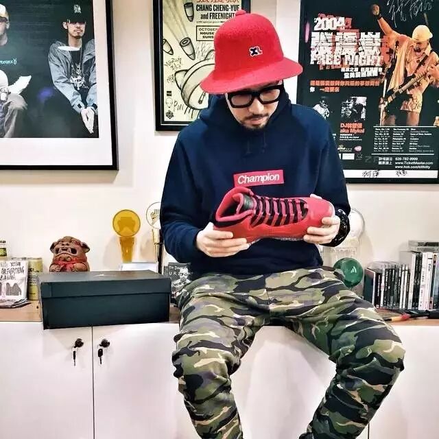 穿了17年潮牌、收藏了无数球鞋的热狗，在《新说唱》居然穿起了特步...