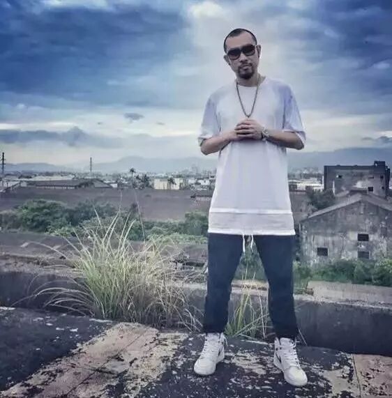 穿了17年潮牌、收藏了无数球鞋的热狗，在《新说唱》居然穿起了特步...