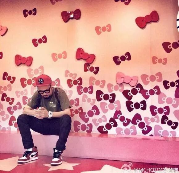 穿了17年潮牌、收藏了无数球鞋的热狗，在《新说唱》居然穿起了特步...