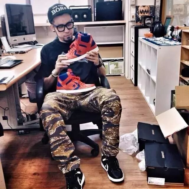 穿了17年潮牌、收藏了无数球鞋的热狗，在《新说唱》居然穿起了特步...