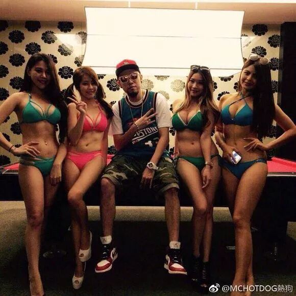 穿了17年潮牌、收藏了无数球鞋的热狗，在《新说唱》居然穿起了特步...