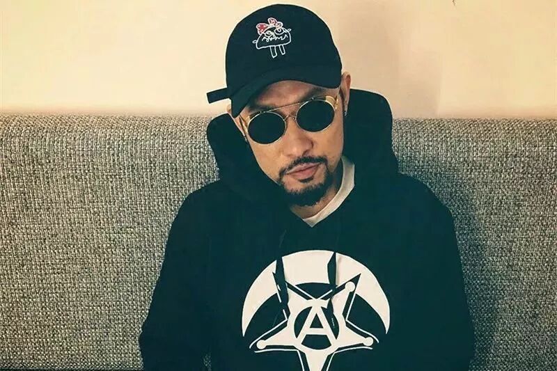 穿了17年潮牌、收藏了无数球鞋的热狗，在《新说唱》居然穿起了特步...