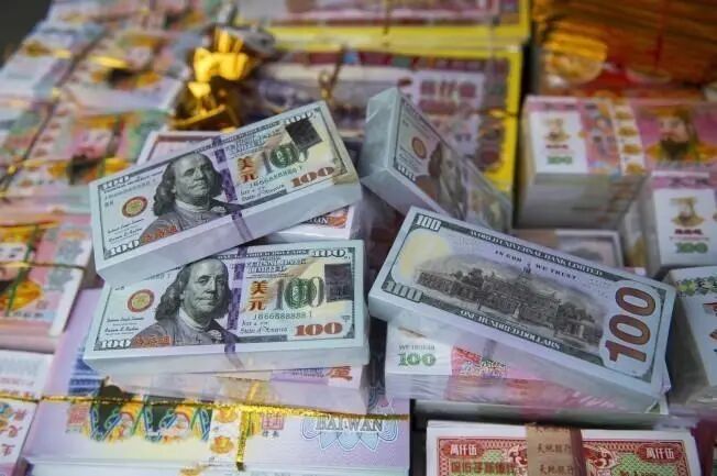 中国冥币火遍全球，傻老外坚信烧纸钱能让自己一夜暴富…