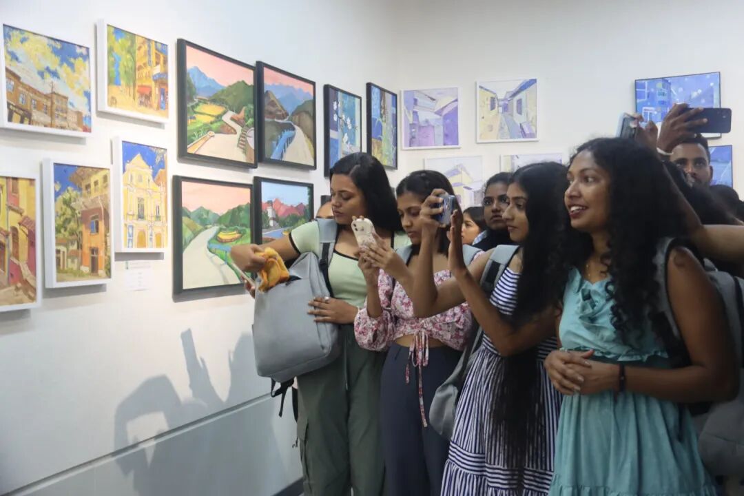 参观学校美术馆.JPG